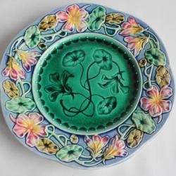 Assiette barbotine fleurs Nasturtiums XIXe siècle