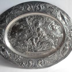 Plat m&eacute;tal argent&eacute; repouss&eacute; Sc&egrave;ne galante