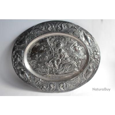 Petit Plateau En Argent Massif Repoussé – Scène Galante Et Putti – 129 Grammes