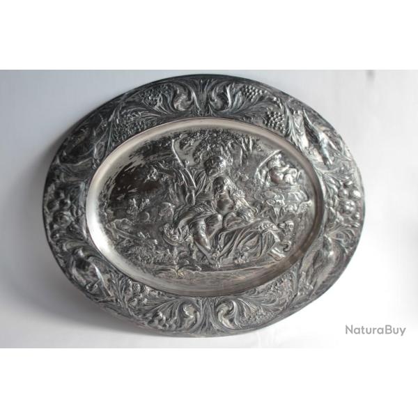 Plat m�tal argent� repouss� Sc�ne galante