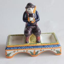 Saleron faïence Joueur de biniou Henriot Quimper