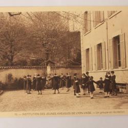 CPA Rhône Institution des jeunes aveugles Lyon-Vaise récréation