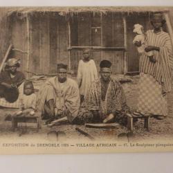 CPA Exposition de Grenoble Village Africain Sculpteur piroguier
