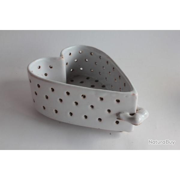 Moule � faisselle Coeur c�ramique XVIIIe si�cle Delft Pays-Bas