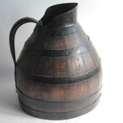 Ancien et Grand Pichet à vin tonnelé bois fer