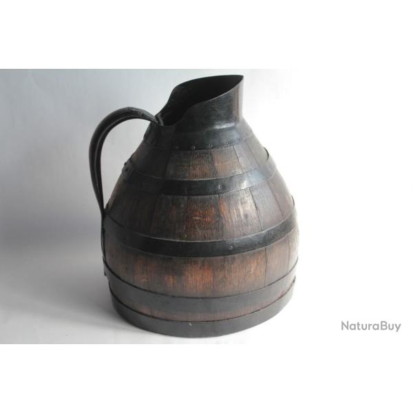 Ancien et Grand Pichet � vin tonnel� bois fer