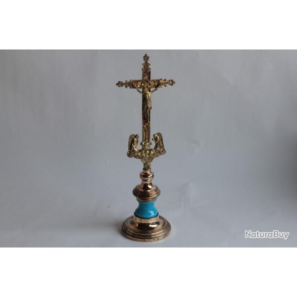 Crucifix Christ sur croix Angelots laiton porcelaine XIXe si�cle