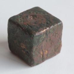 Ancien Poids monétaire Dé Cube bronze