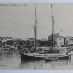 CPA Var Saint Raphaël Voilier dans le port