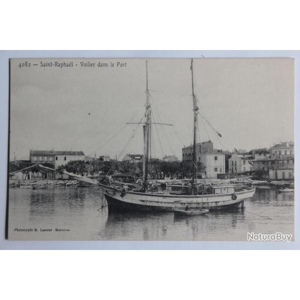 CPA Var Saint Rapha�l Voilier dans le port