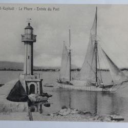 CPA Var Saint Raphaël Le Phare Entrée du Port