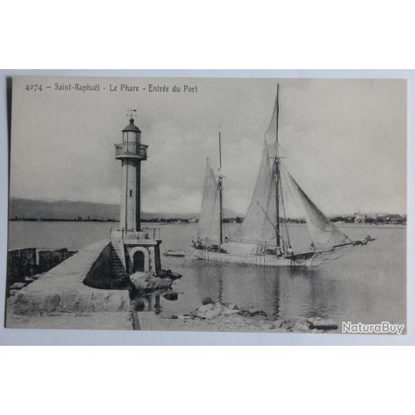 CPA Var Saint Rapha�l Le Phare Entr�e du Port