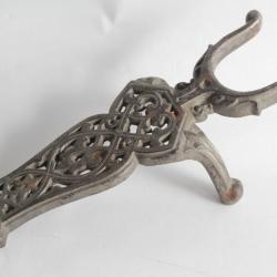 Ancien Tire bottes fonte