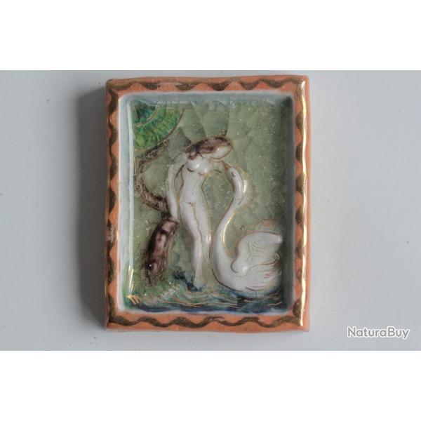 Bas relief Terre cuite �maill�e L�da et le Cygne
