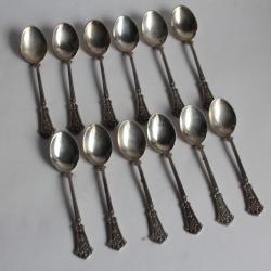 Douze petites cuillères à moka argent