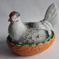 Terrine trompe l'oeil Poule couveuse porcelaine biscuit