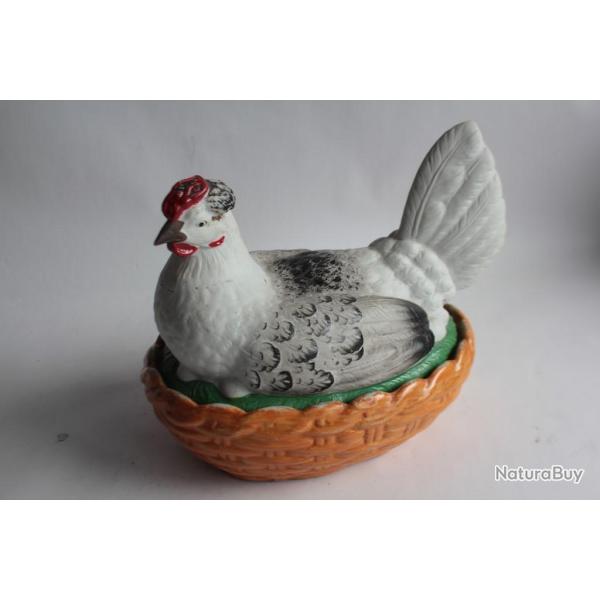 Terrine trompe l'oeil Poule couveuse porcelaine biscuit
