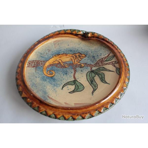 Plat c�ramique Le fer rouge Cam�l�on Cliousclat Dr�me