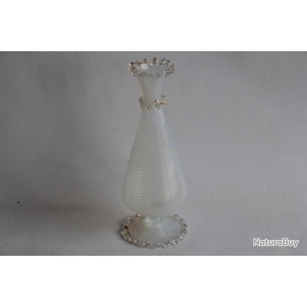 MURANO Vase verre opalescent spiral�