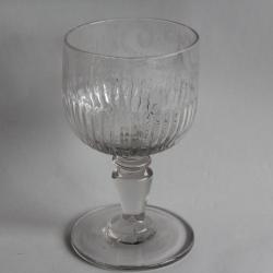 Grand verre à pied godronné soufflé gravé Souvenir
