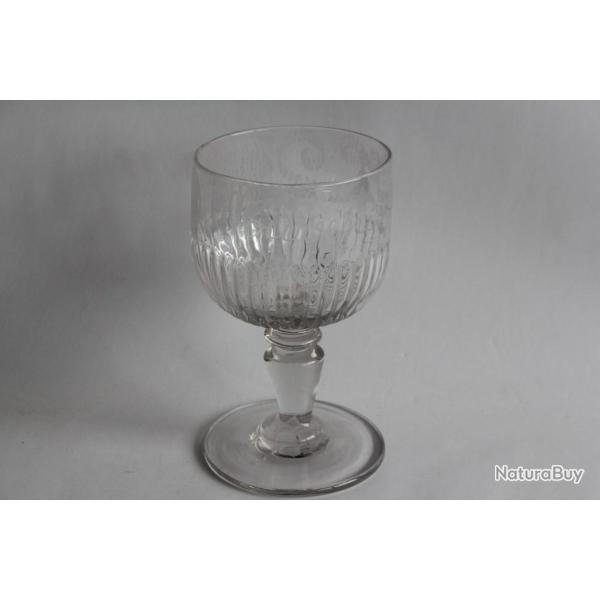 Grand verre � pied godronn� souffl� grav� Souvenir
