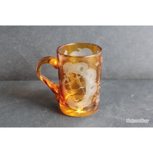 Ancien verre � liqueur cristal Boh�me grav� �maill�
