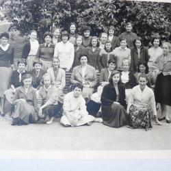 Photo d'école de filles a Genève 1957 dédicacée Boissonnas
