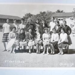 Photo d'école de filles a Genève 1962 dédicacée Boissonnas