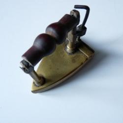 Ancien petit fer à repasser pour dentelles