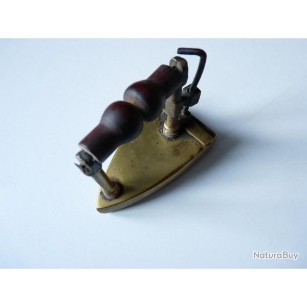 Ancien petit fer � repasser pour dentelles