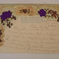 CPA fantaisie gaufrée et soie fleurs trois violettes