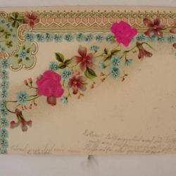 CPA fantaisie gaufrée et soie fleurs roses myosotis