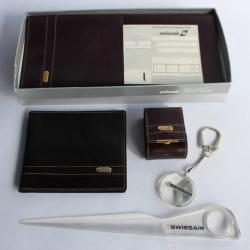 SWISSAIR aviation Lot objets médaille jeu de cartes réveil