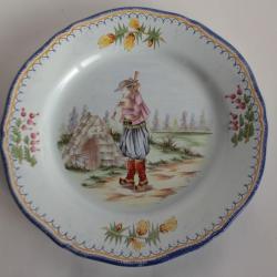 Assiette fa&iuml;ence Henriot Quimper Joueur de Biniou