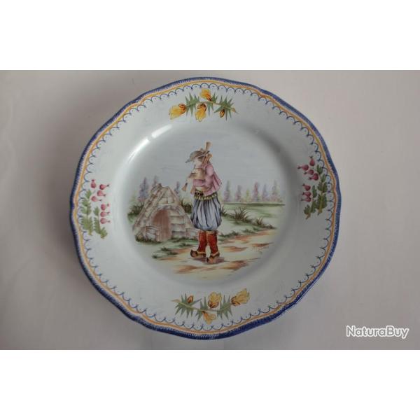 Assiette fa�ence Henriot Quimper Joueur de Biniou