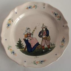 Plat fa&iuml;ence HB Quimper Fileuse et joueur de biniou