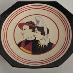 Plat octogonal fa&iuml;ence HB Quimper Couple de Bretons