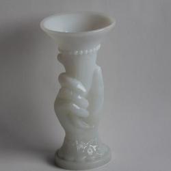 Vase opaline blanche Main Corne d'abondance