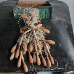 Carreau de dentellière à roue + fuseaux + revues Puy en Velay 2003