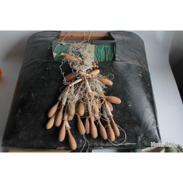 Carreau de dentelli�re � roue + fuseaux + revues Puy en Velay 2003