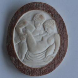 Médaillon corne sculptée Couple érotique