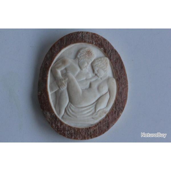 M�daillon corne sculpt�e Couple �rotique