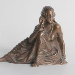 Femme nue sous sa robe bronze érotique
