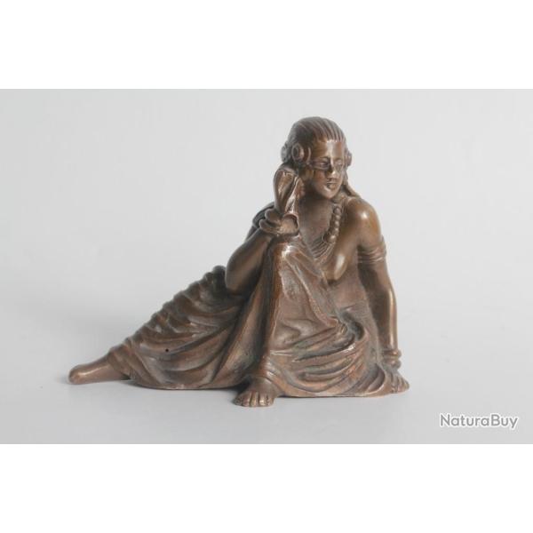 Femme nue sous sa robe bronze �rotique