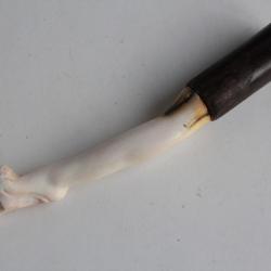 Ancien fume cigarette sculpté Jambe de femme