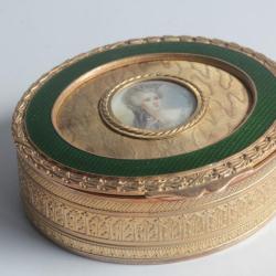 Boite pomponne émail peinture miniature Femme