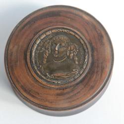 Boite ronde bois médaillon cuivre Marquise de Sévigné