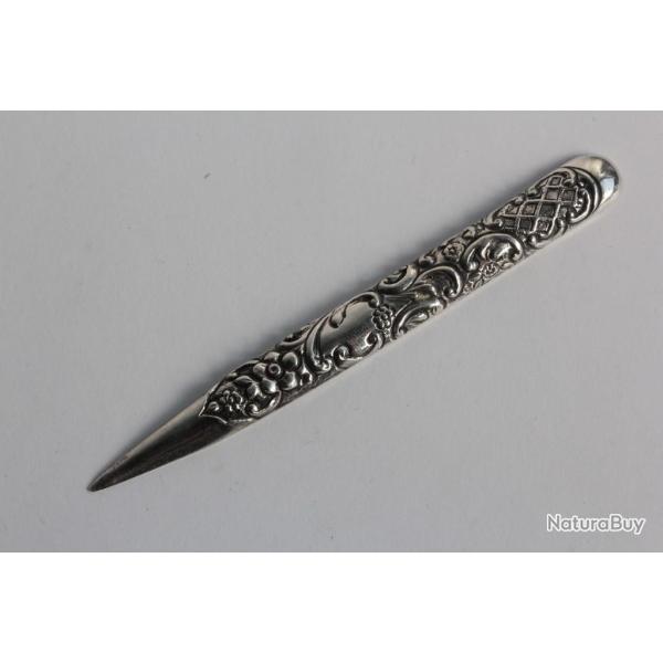 Instrument de manucure argent anglais