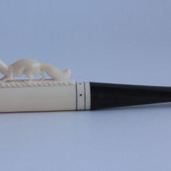 Ancien fume cigarette sculpté loutre ou renard