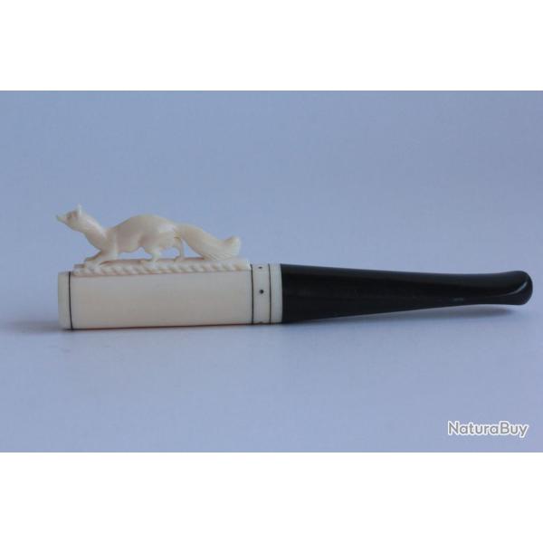 Ancien fume cigarette sculpt� loutre ou renard